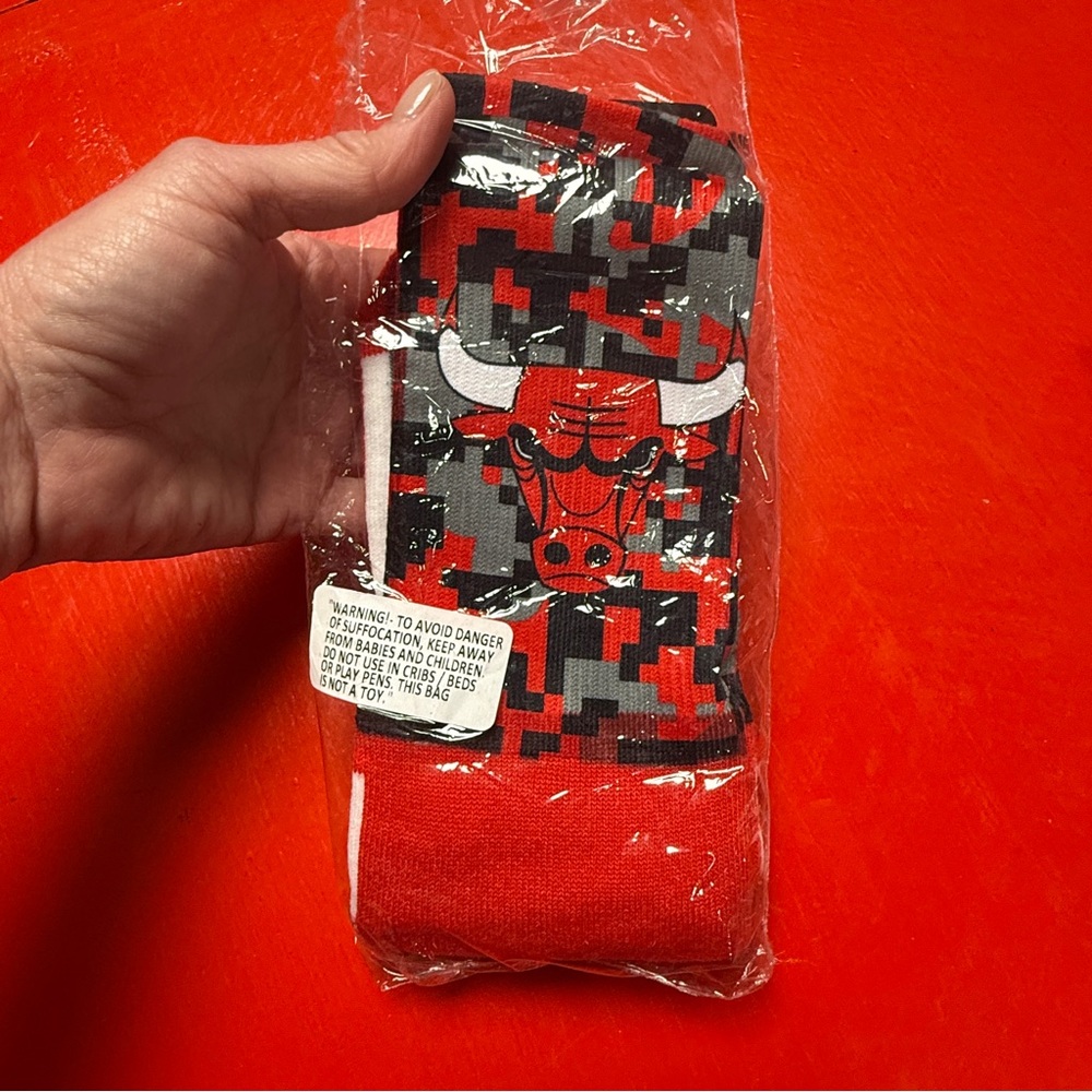 NWT FOR BARE FEET GRIPPER SOCKS CHICAGO BULLS SIZE LARGE